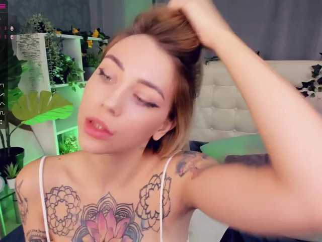 Live sex webcam photo for KaprinaGirrs #268635233