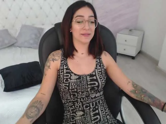 Live sex webcam photo for Karinapuerta #268635819