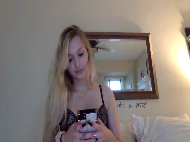 Live sex webcam photo for Izzabella99 #268649391