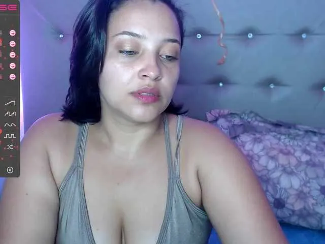 Live sex webcam photo for SARAHOLLMAN #268630410