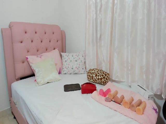 Live sex webcam photo for CherryxFire #268644235