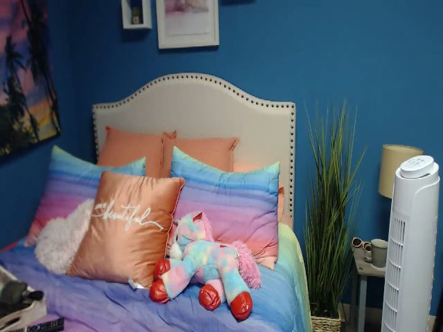 Live sex webcam photo for SnowWhiteXxxx #268654168