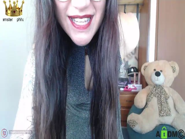Live sex webcam photo for Miahot21 #268667734