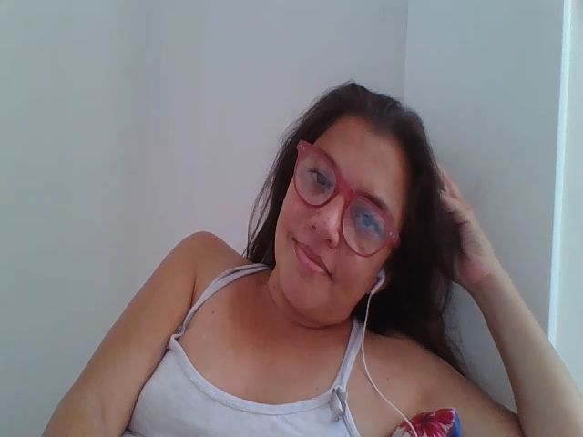 Live sex webcam photo for SweetLola01 #268669895