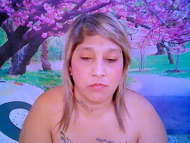 Live sex webcam photo for Roxyfoxy69 #268673749