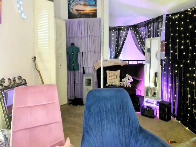 Live sex webcam photo for PetiteJewel #268664620