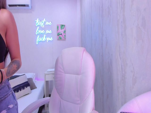 Live sex webcam photo for VictoriaMilan #268670636