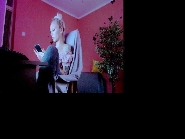 Live sex webcam photo for Blondedirty94 #268664385