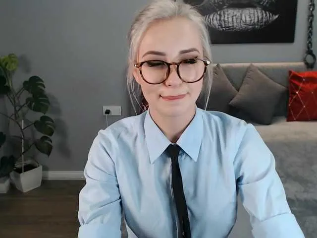 Live sex webcam photo for PrettyKara #268680444