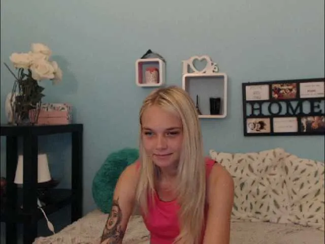 Live sex webcam photo for AnnaHappy18 #268681304