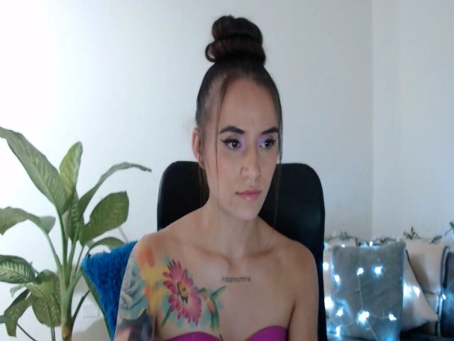 Live sex webcam photo for Avaa22_ #268679109
