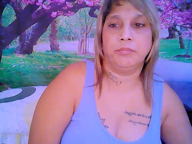 Live sex webcam photo for Roxyfoxy69 #268682075