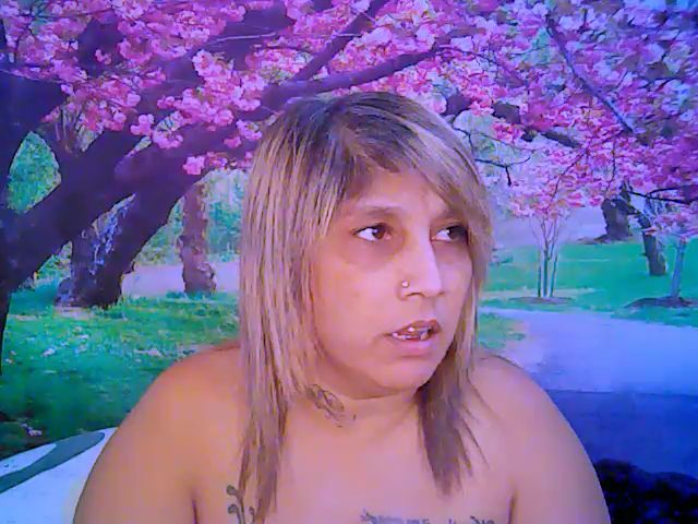 Live sex webcam photo for Roxyfoxy69 #268682679