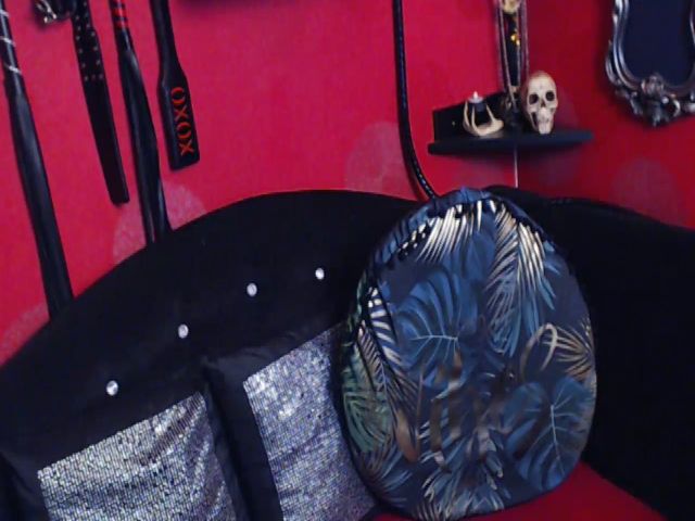 Live sex webcam photo for FemDomYasmine #268678399