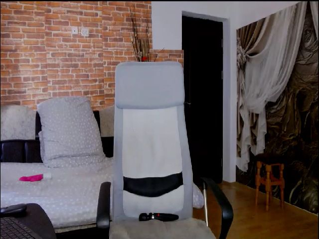 Live sex webcam photo for SquirtSara #268679220