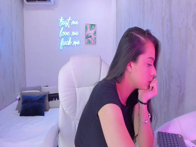 Live sex webcam photo for VictoriaMilan #268692981