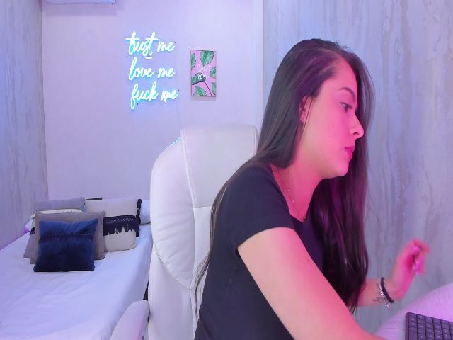 Live sex webcam photo for VictoriaMilan #268693869