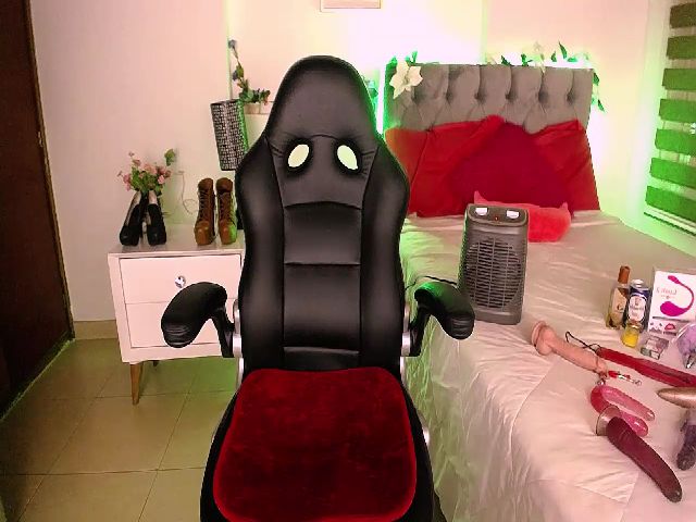 Live sex webcam photo for Cristal_19 #268679007