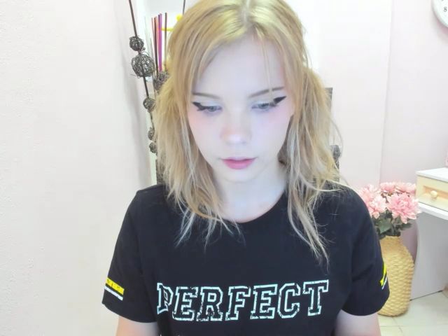 Live sex webcam photo for VeronicaRangy #268696560