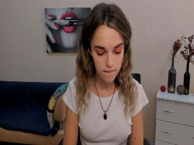 Live sex webcam photo for LoreinKis #268682497