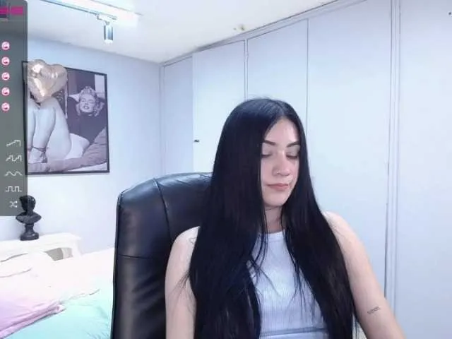 Live sex webcam photo for Emmysanderss #268680974
