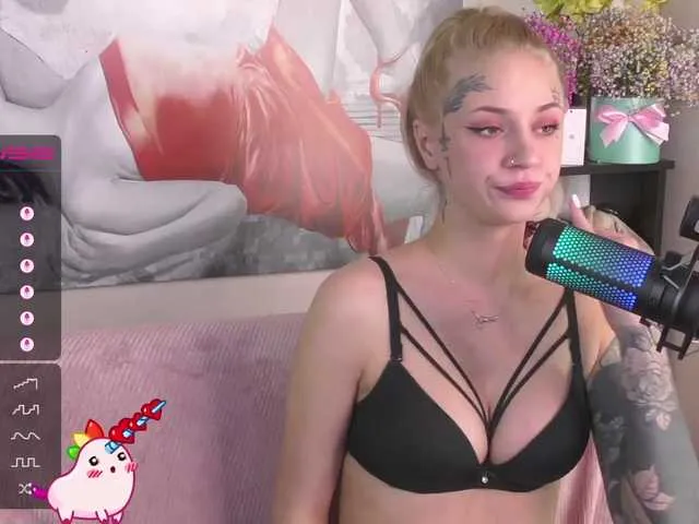 Live sex webcam photo for MalinaLaura #268707890