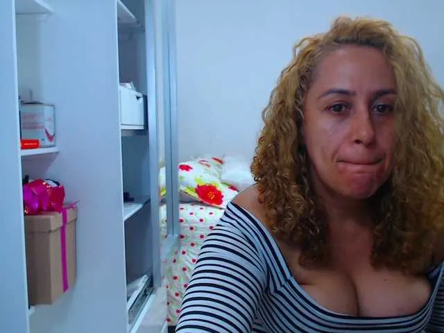 Live sex webcam photo for RoxanaMilf #268704286