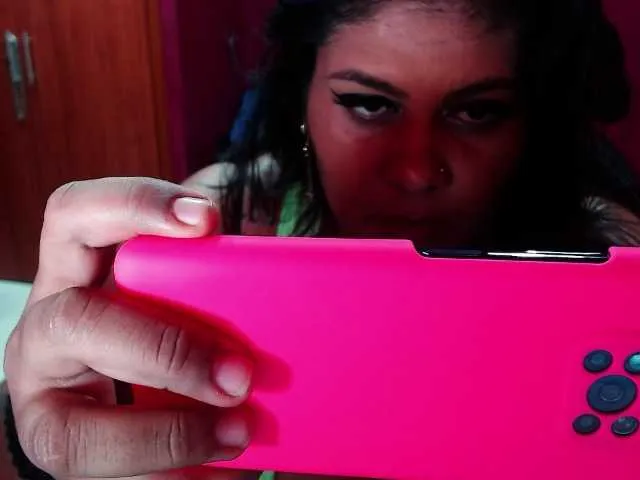 Live sex webcam photo for andreeina25 #268704115