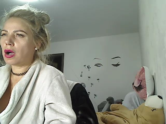 Live sex webcam photo for Yourmilf24 #268705407