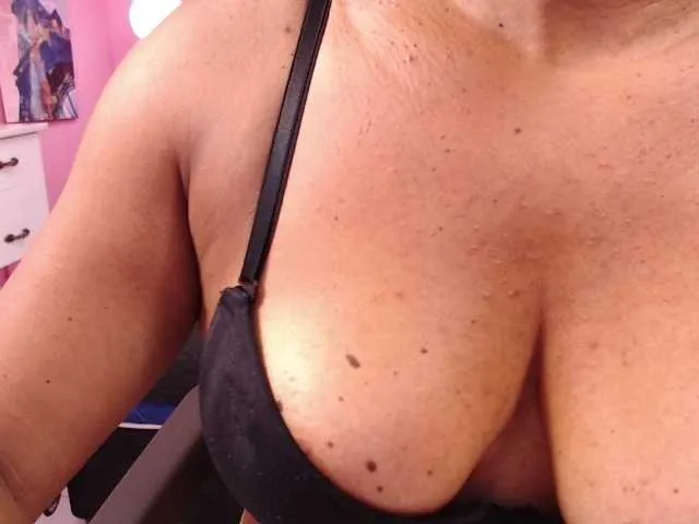 Live sex webcam photo for Luanamilf #268732449