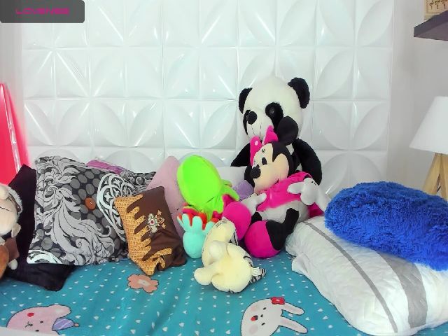 Live sex webcam photo for KateMoore3 #268734367