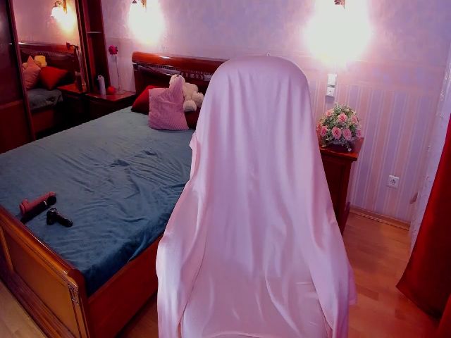 Live sex webcam photo for VictoriaJons5 #268725475