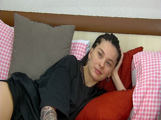 Live sex webcam photo for JessieSwan #268733514