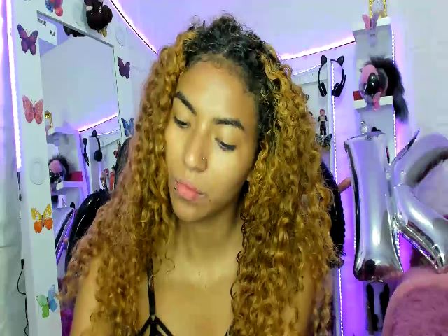 Live sex webcam photo for Aleja_calipzo #268731425