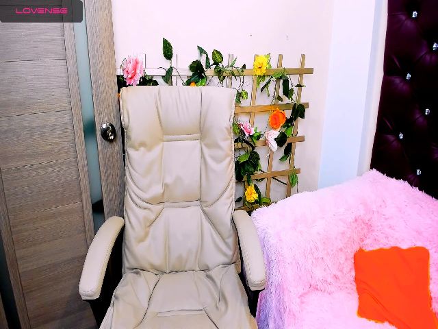 Live sex webcam photo for MILAxVANILLA #268722790