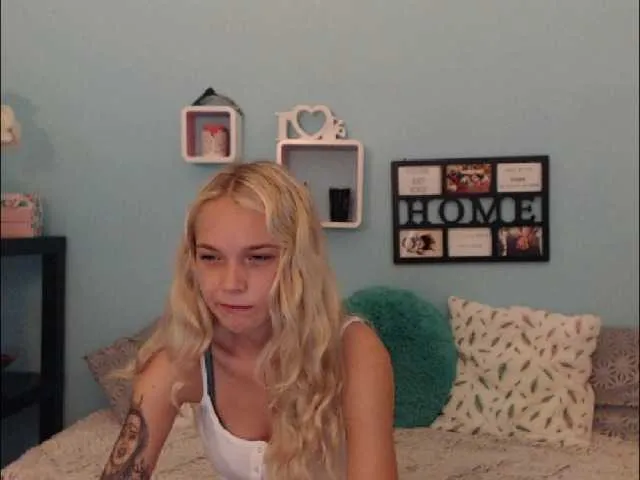 Live sex webcam photo for AnnaHappy18 #268740522