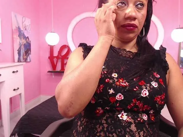 Live sex webcam photo for Luanamilf #268750345