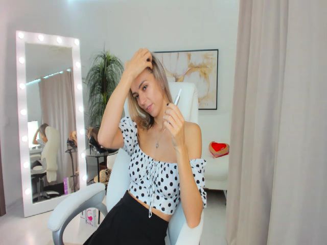 Live sex webcam photo for MarthaMayer #268737885