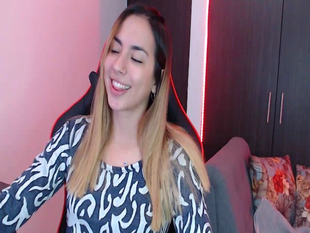 Live sex webcam photo for April_dew #268751441