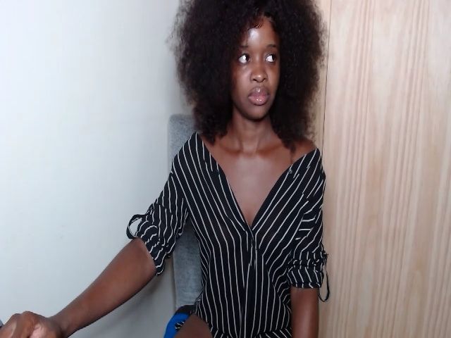 Live sex webcam photo for Miss_jonnell #268750917