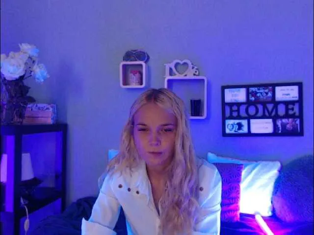 Live sex webcam photo for AnnaHappy18 #268760690