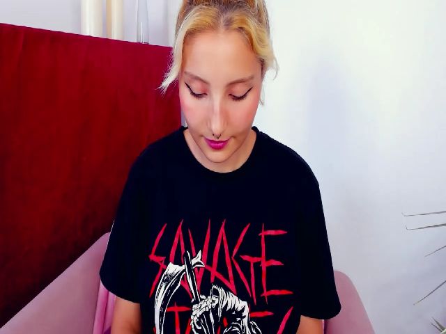 Live sex webcam photo for KarenIo #268766768