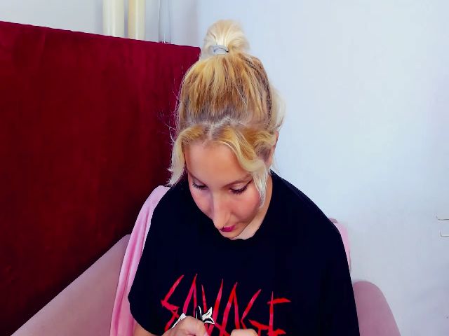 Live sex webcam photo for KarenIo #268769154