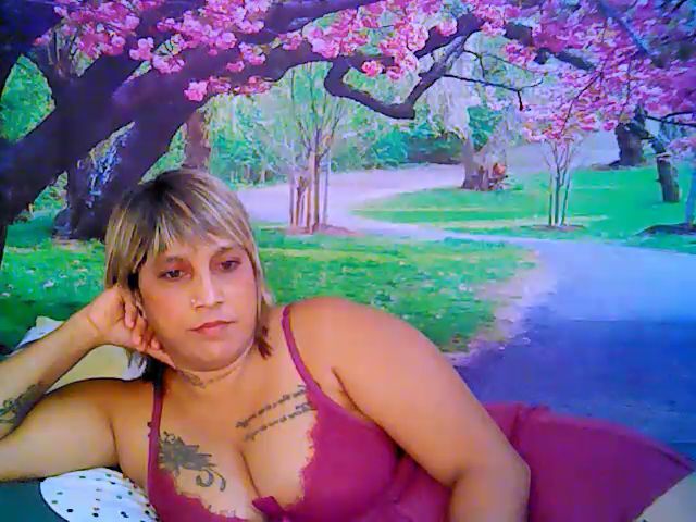 Live sex webcam photo for Roxyfoxy69 #268756672