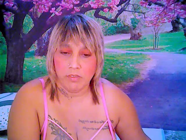 Live sex webcam photo for Roxyfoxy69 #268772330