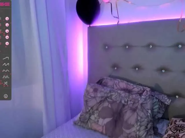 Live sex webcam photo for SARAHOLLMAN #268761259