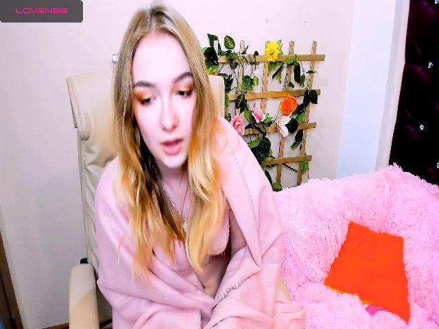 Live sex webcam photo for MILAxVANILLA #268761767