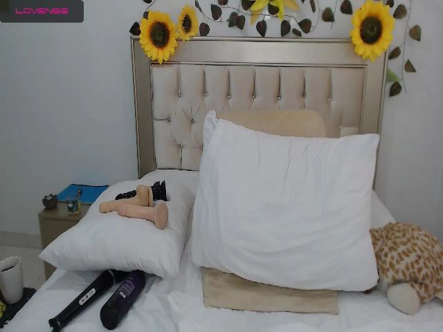Live sex webcam photo for Maggie_Cooper #268773704