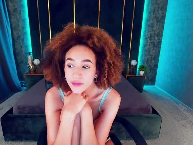 Live sex webcam photo for RaffaelaC #268776938