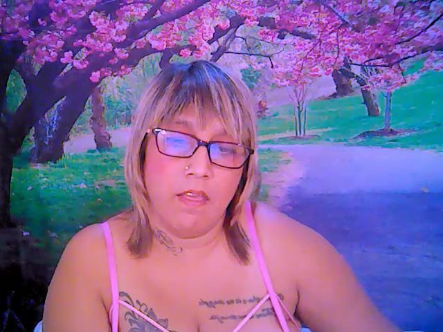 Live sex webcam photo for Roxyfoxy69 #268784617